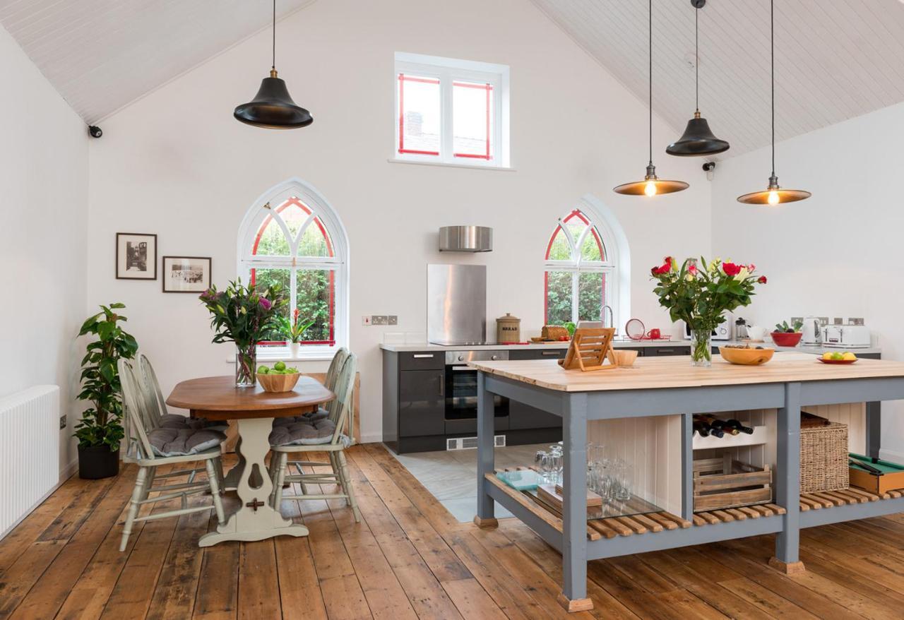 Chester'S Only Tin Chapel - Unique, Spacious 2 Bedrooms, Garden And Free Parking Exterior photo