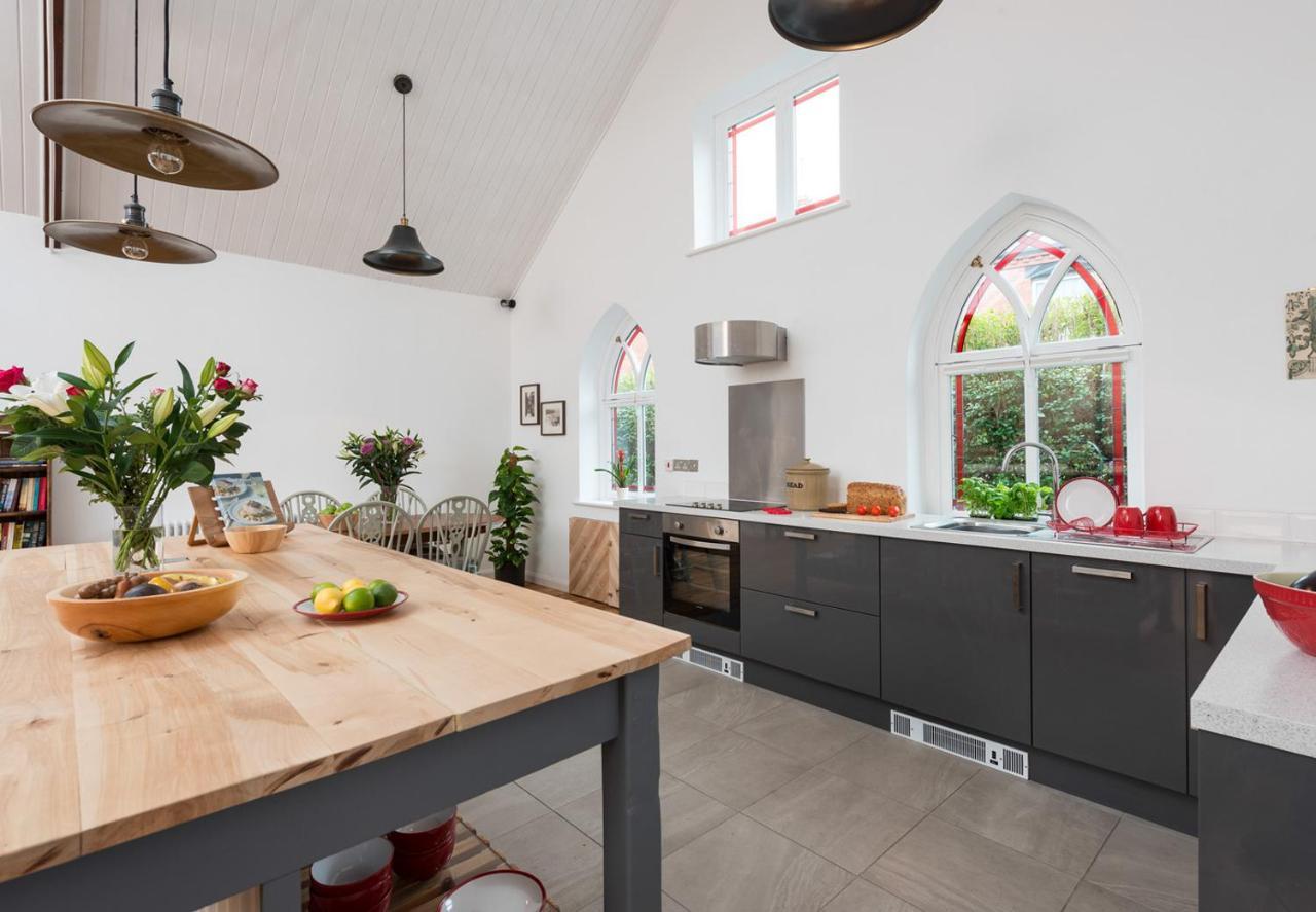 Chester'S Only Tin Chapel - Unique, Spacious 2 Bedrooms, Garden And Free Parking Exterior photo